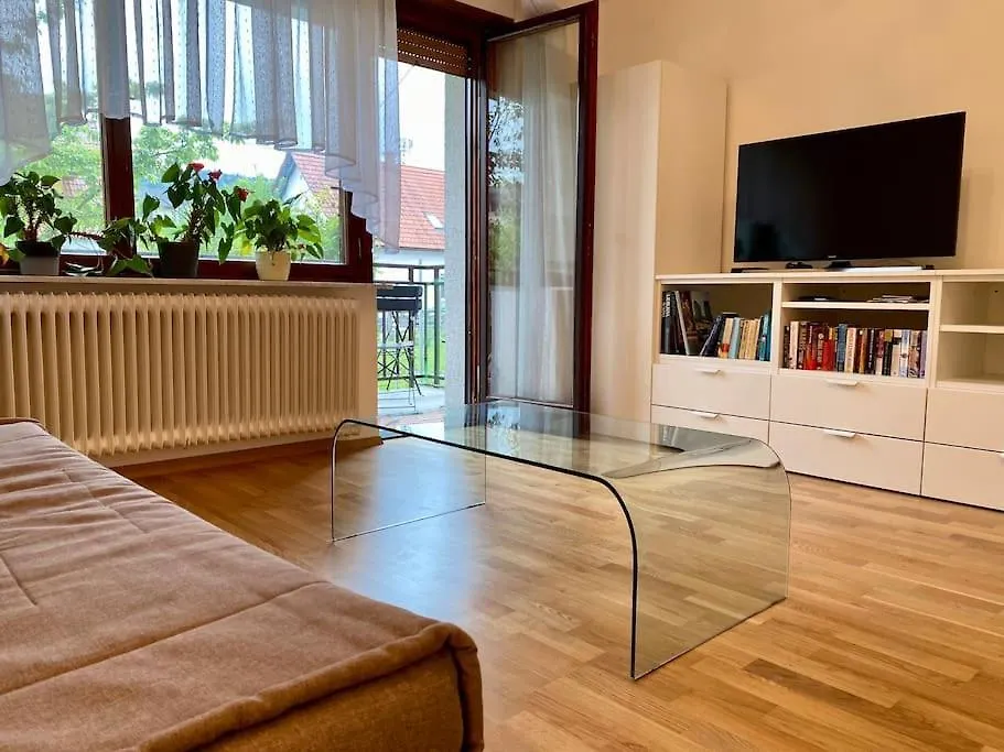 Spacious Apt In A Quiet Neighbourhood + Private Parking Ljubljana 0*,