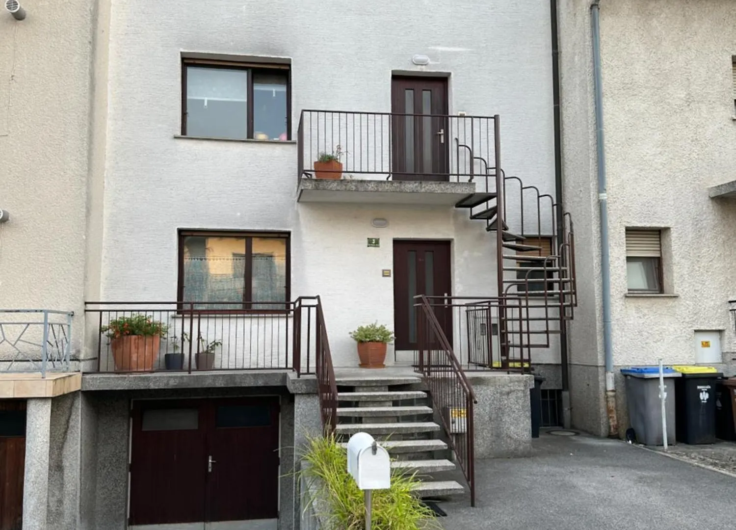 Spacious Apt In A Quiet Neighbourhood + Private Parking contacts